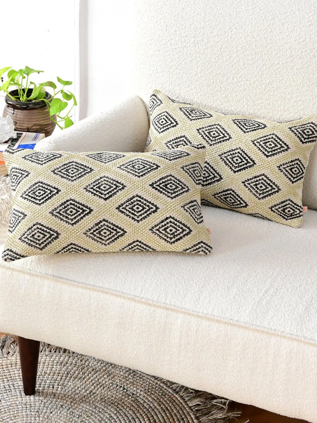 DAFFY-LUMBAR CUSHION COVER